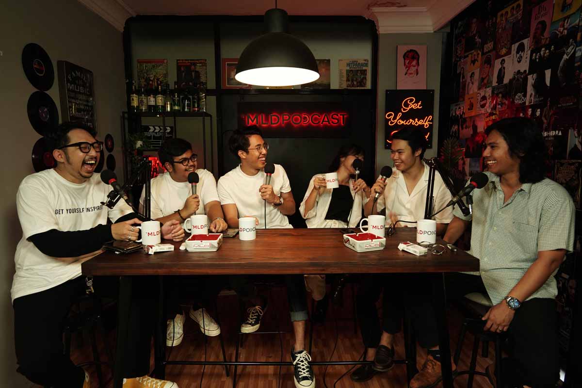 Reality Club dan host MLDPODCAST sedang menertawakan suatu hal